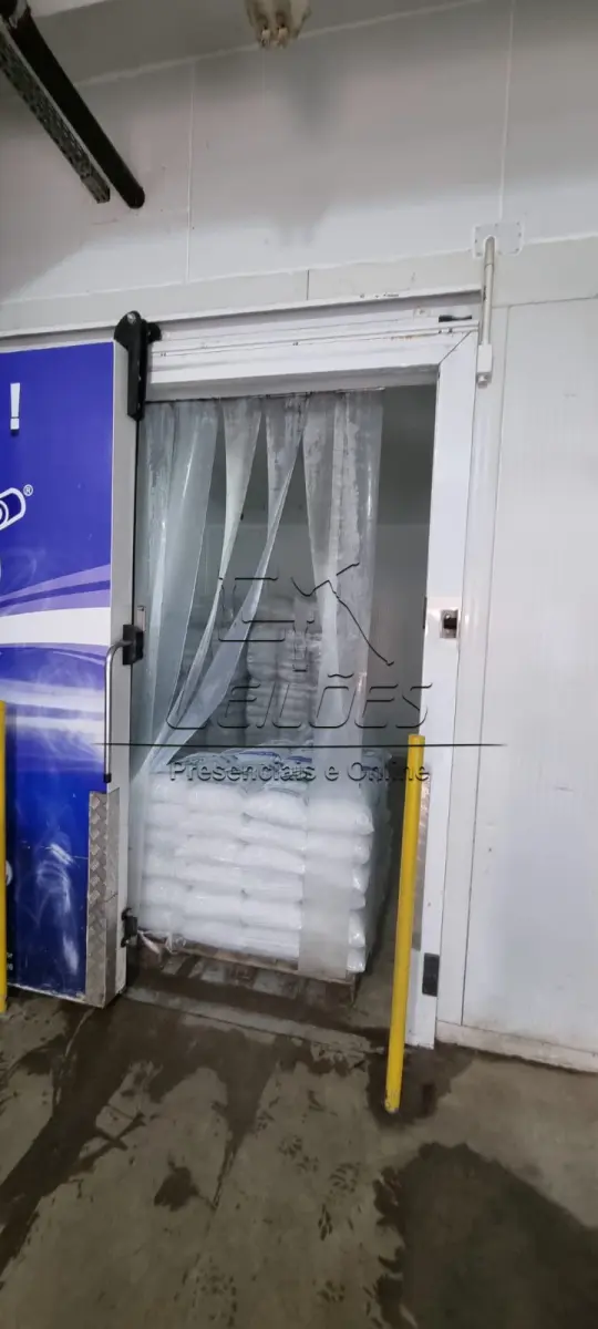 LOTE 005 - Uma câmera fria da marca Dânica, medindo 4,5m x 4,50m x 3,20, acoplada no imóvel  onde funcionada a empresa executada