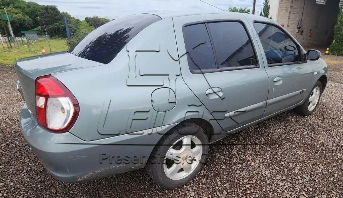 LOTE 008 - I/RENAULT CLIO PRIVILÉGE HI-FLEX 1.6, ano/modelo 2007/2008, cor cinza, à álcool/gasolina, 5 portas sedan, completo, emplacado em Carazinho/RS.