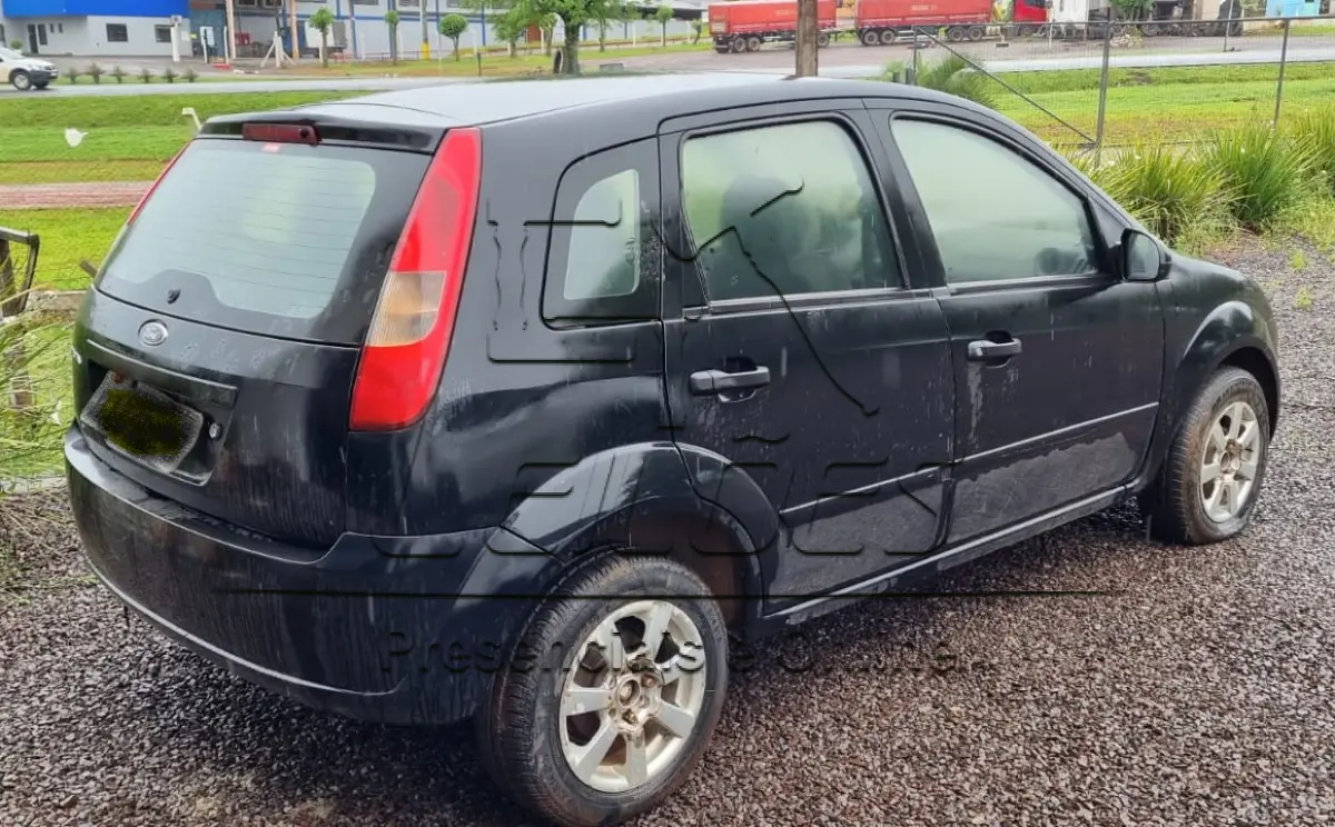 LOTE 006 - Automóvel FORD/FIESTA, ano/modelo 2002/2003, cor preta, à gasolina, com 66hp de potência, 4 portas, emplacado em Carazinho/RS