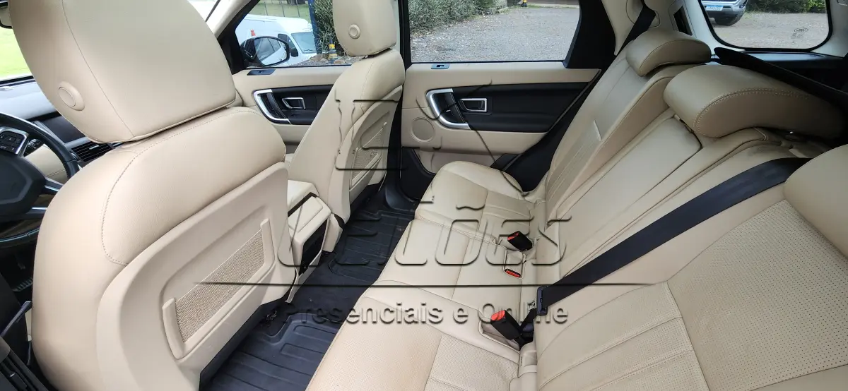 LOTE C-002 - Camioneta LR/DISC SPT D180 HSE 7L (Land Rover Discovery), ano/modelo 2018/2018, cor branca, a diesel e com 180cv de potência, com teto solar.