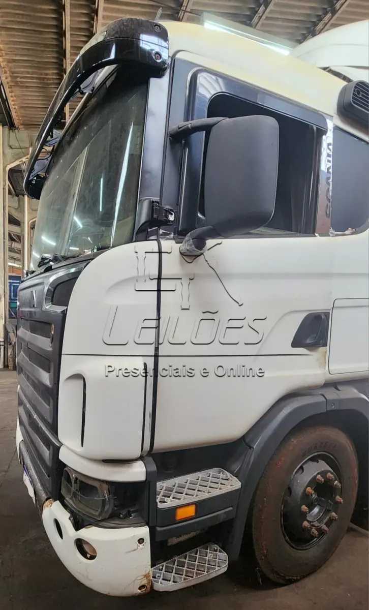 LOTE 001 - Caminhão Scania/G 420 6x4, ano/modelo 2009, cor branca, 420cv, com tanque suplementar de 900l e com sistema de basculamento