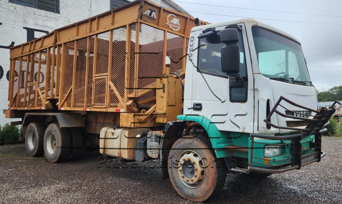 LOTE 003 - Caminhão Iveco/Tector 260E28, 6x4, traçado, 2014/2014, carroceria basculante