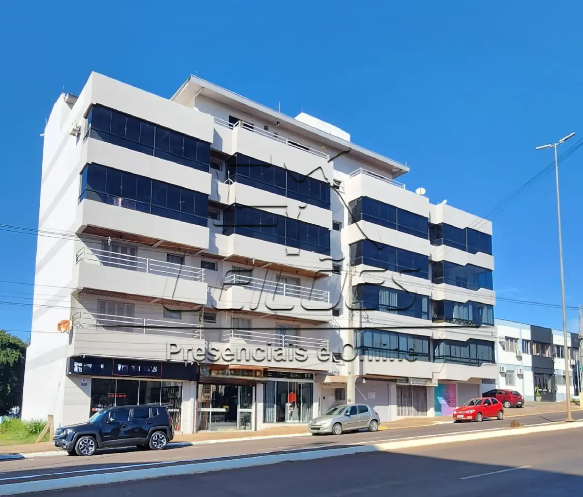 LOTE 006 - BOX nº 02, localizado no pavimento térreo do Edifício Residencial e Comercial Veneza, sob nº 500, de fundos para quem postado na Avenida Flores da Cunha olhar de frente para o edifício, com a área real privativa de 12,50m², área de uso comum de 23,32m², totalizando uma área real global de 35,82m². Imóvel este objeto da matrícula nº 23.836 do livro 2-RG do Registro de Imóveis de Carazinho.