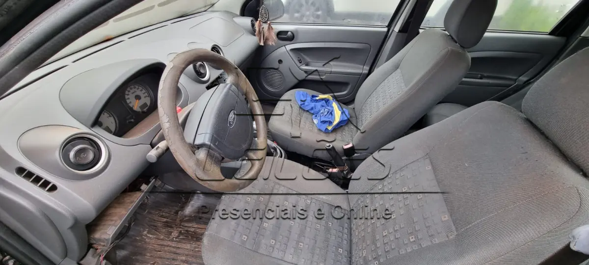 LOTE 006 - Automóvel FORD/FIESTA, ano/modelo 2002/2003, cor preta, à gasolina, com 66hp de potência, 4 portas, emplacado em Carazinho/RS