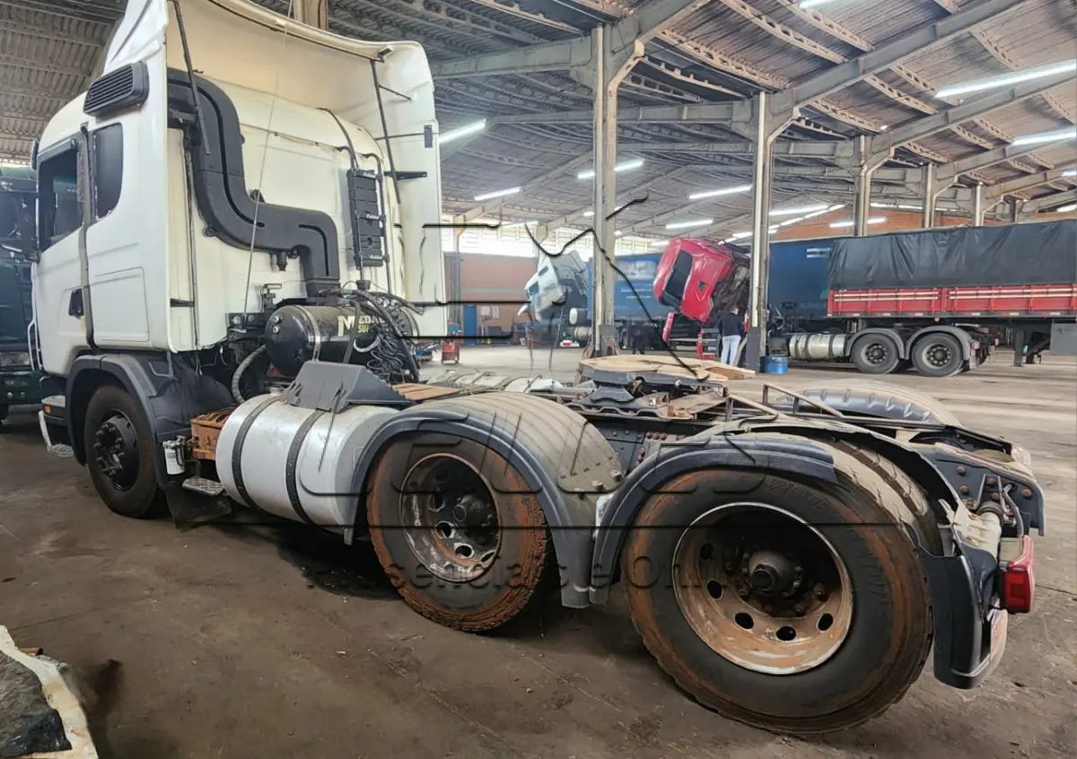 LOTE 000 - Lote único. Caminhão e carretas (lotes 001 e 002). Caminhão Scania/G 420 6x4, ano/modelo 2009, cor branca, 420cv, com tanque suplementar de 900l e com sistema de basculamento; e, Bi-Trem constituído de dois semi-reboques, ano/modelo 2016, com 2 eixos cada, sendo um com capacidade de carga de 10,46ton e outro com 11,62ton, ambos com carroceria basculante.
