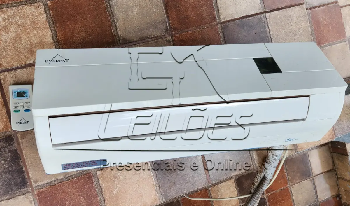 LOTE 009 - Um aparelho de ar condicionado Split de 12000 btus, da marca Everest