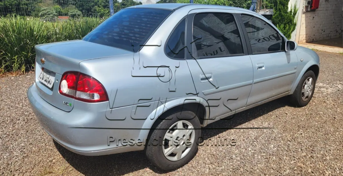 LOTE 006 - Automóvel CHEVROLET/CLASSIC LS, ano/modelo 2011/2012, cor prata, combustível à álcool/gasolina e com potência de 78cv, emplacado em Carazinho/RS.