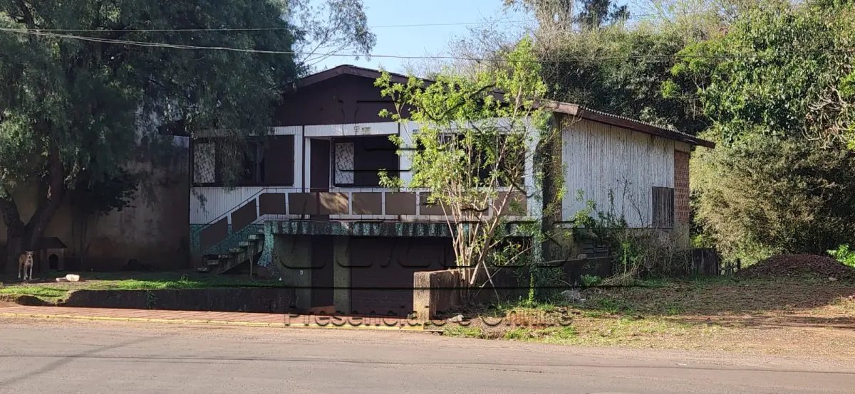 LOTE 002 - Terreno urbano com a área de 420m², medindo 14m de frente por 30m de frente a fundos, situado na Rua XV de Novembro, distante 64m da esquina com a Rua Felipe Camarão, lote 09 da quadra 42 no setor 06, com uma casa tipo mista com a área de 246,63m². Imóvel objeto da matrícula nº 9.131 do livro 2-RG do Registro de Imóveis de Carazinho.