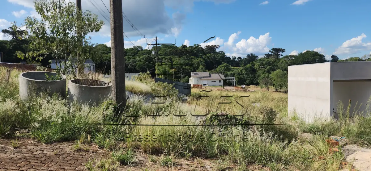 LOTE 790 - Terreno urbano sem benfeitorias com a área de 325m², situado na Avenida das Araucárias, esquina com a Rua das Guajuviras, lote 100 da quadra 450,  Loteamento Porto Bello III, Bairro Solano, na cidade de Não-Me-Toque/RS