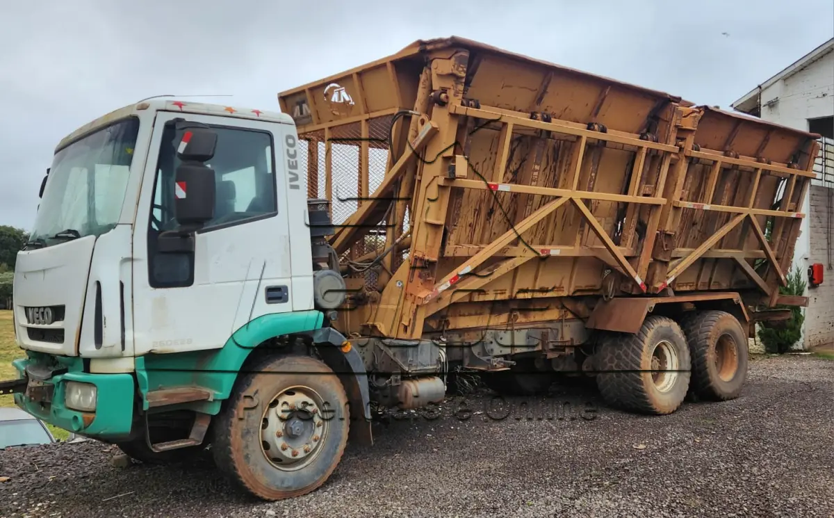 LOTE 004 - Caminhão Iveco/Tector 260E28, 6x4, traçado, 2014/2014, carroceria basculante