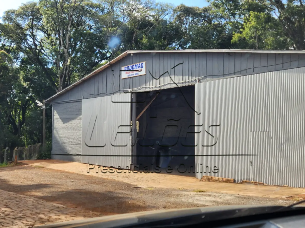 LOTE C-001 - Terreno urbano com a área de 555m², situado no lado ímpar da Rua Almirante Tamandaré, Vila Löf – área 3, nesta cidade de Carazinho, distante 31,50m da esquina com a Rua Antônio Vargas, lote 003 da quadra 147 no setor 006. Sobre o referido terreno há a construção de um galpão com a área de 323m², integrante da presente expropriação (onde funciona uma oficina, conforme certificado pelo oficial de justiça), cuja eventual regularização registral ficará a cargo da(o) arrematante. Imóvel objeto da matrícula nº 24.327 do livro 2-RG do Registro de Imóveis de Carazinho.