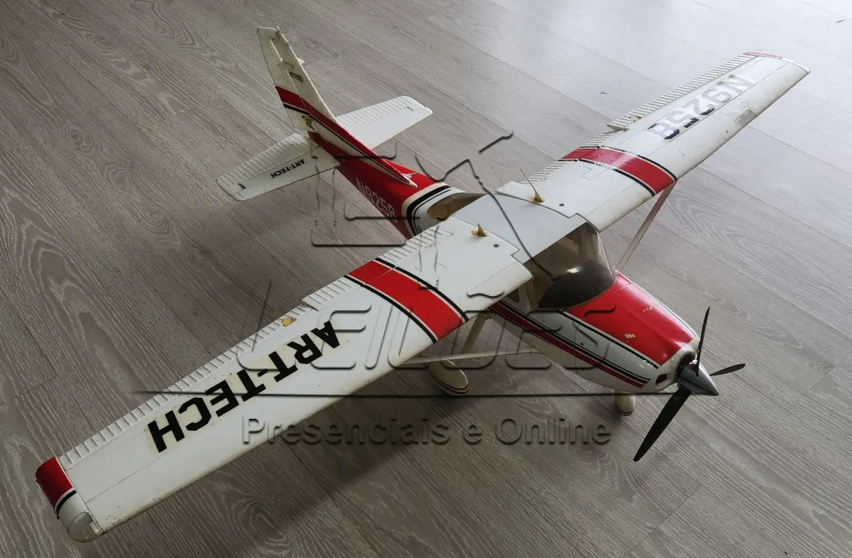 LOTE 007 - Um avião aeromodelo Cessna 182, elétrico Glow 120, em estado de novo.