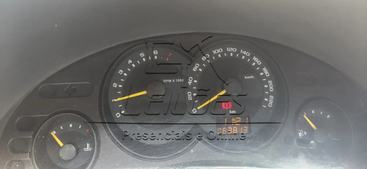 LOTE 006 - Automóvel CHEVROLET/CLASSIC LS, ano/modelo 2011/2012, cor prata, combustível à álcool/gasolina e com potência de 78cv, emplacado em Carazinho/RS.