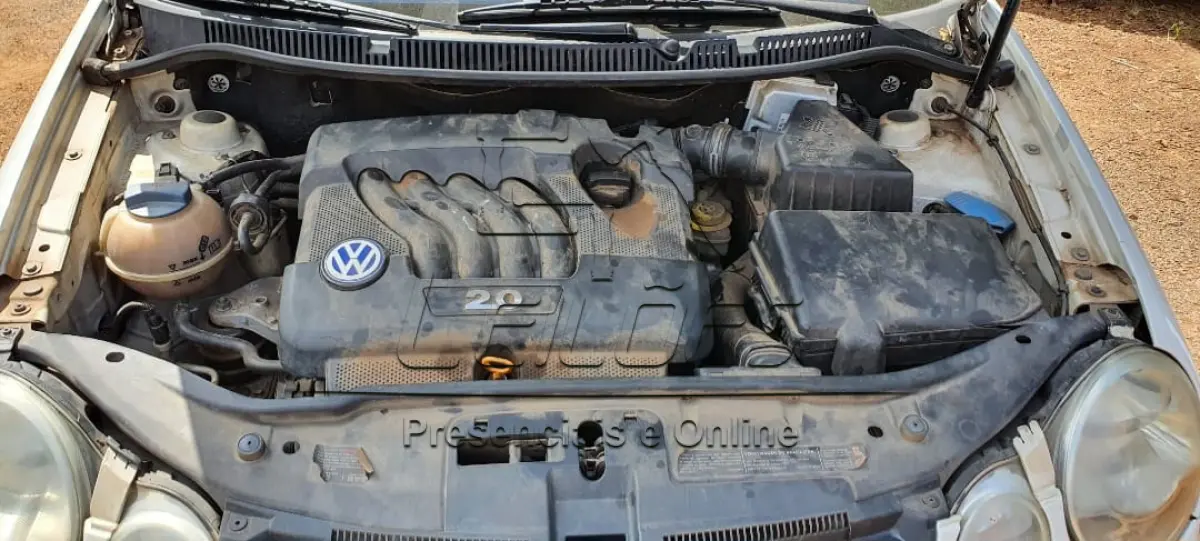 LOTE 006 - Automóvel VW POLO SEDAN 2.0, ano/modelo 2003/2003, cor branca, motorização 8v, à gasolina e com 116cv de potência, com 119.096km, completo.