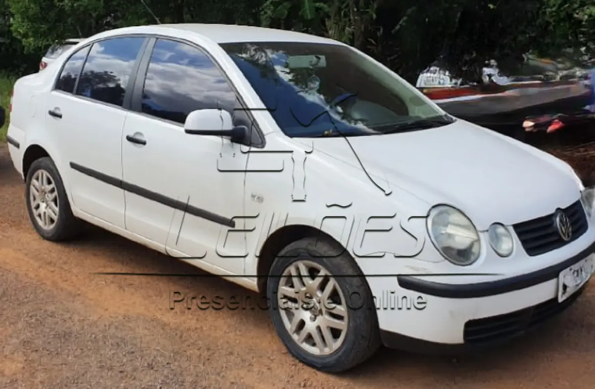 LOTE 006 - Automóvel VW POLO SEDAN 2.0, ano/modelo 2003/2003, cor branca, motorização 8v, à gasolina e com 116cv de potência, com 119.096km, completo.