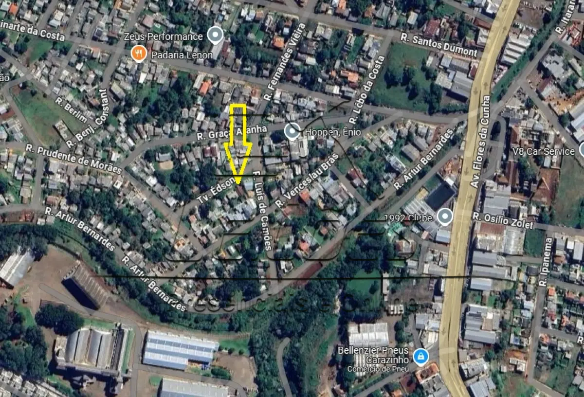 LOTE 004 - Direitos e ações sobre o imóvel objeto da matrícula nº 4.022 do livro 2-RG do Registro de Imóveis de Carazinho, constituído em: Um terreno urbano com a área de 392m², medindo 14m de frente por 28m de frente a fundos, situado no lado par da Travessa Edson, Vila Sassi, nesta cidade de Carazinho, lote 06 da quadra 46 no setor 08. Sobre o referido terreno há acessões/benfeitorias não averbadas na matrícula do imóvel, com a área total de aproximadamente 149,58m² (conforme certificado no laudo de avaliação juntado aos autos), as quais integram a presente expropriação, contudo, eventual regularização no cartório imobiliário ficará a cargo da(o) arrematante.
