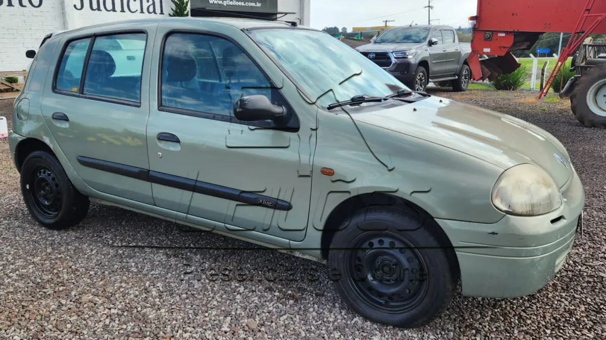 LOTE 005 - Automóvel RENAULT/CLIO RN 1.0 16V, ano/modelo 2002/2003, cor bege, à gasolina e com 68cv de potência, emplacado em Carazinho/RS.