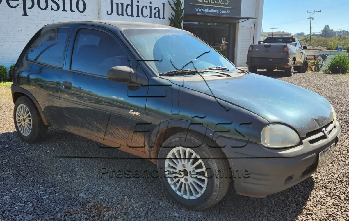 LOTE 004 - Automóvel GM/CORSA SUPER, ano/modelo 1996/1997, cor verde, à gasolina e com 60cv de potência.