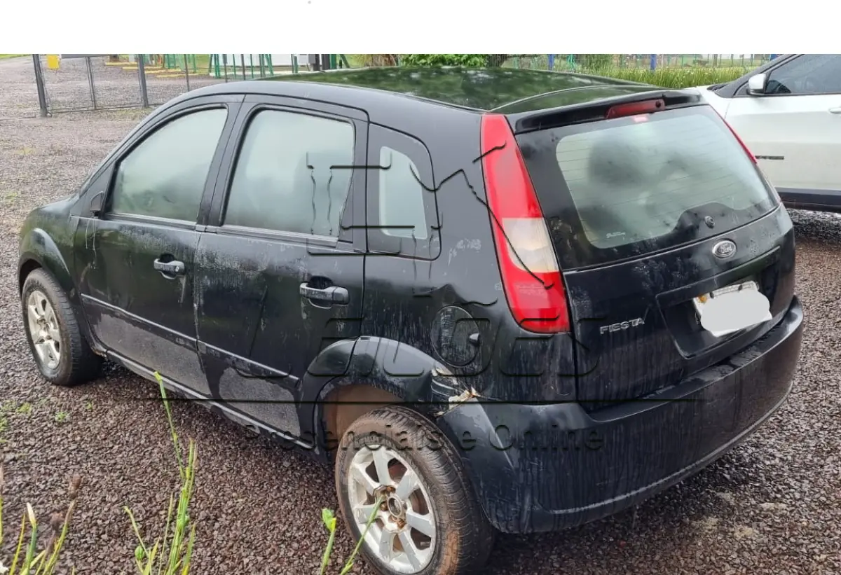 LOTE 006 - Automóvel FORD/FIESTA, ano/modelo 2002/2003, cor preta, à gasolina, com 66hp de potência, 4 portas, emplacado em Carazinho/RS
