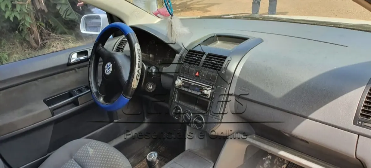LOTE 006 - Automóvel VW POLO SEDAN 2.0, ano/modelo 2003/2003, cor branca, motorização 8v, à gasolina e com 116cv de potência, com 119.096km, completo.