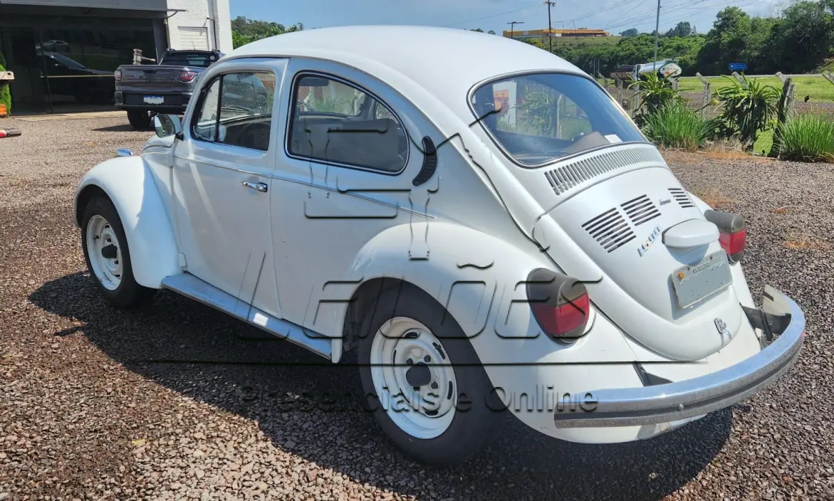 LOTE 794 - Automóvel VW FUSCA 1600, ano 1985, cor branca, em bom estado de conservação