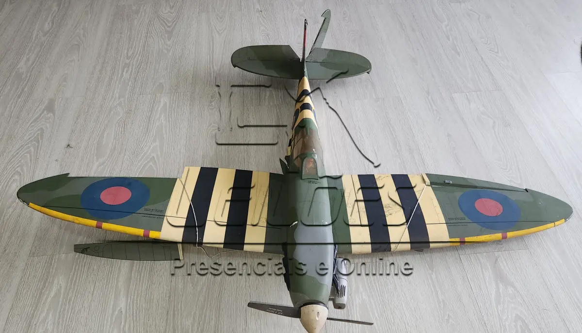 LOTE 008 - Um avião aeromodelo Hangar 9 Spitfire MK IX 30ccARF, em estado de novo.
