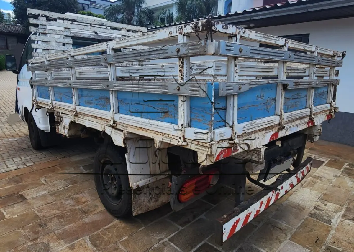 LOTE 863 - HYUNDAI HR HDB, ano/modelo 2012/2013, cor branca, a diesel e com 130cv de potência, carroceria aberta