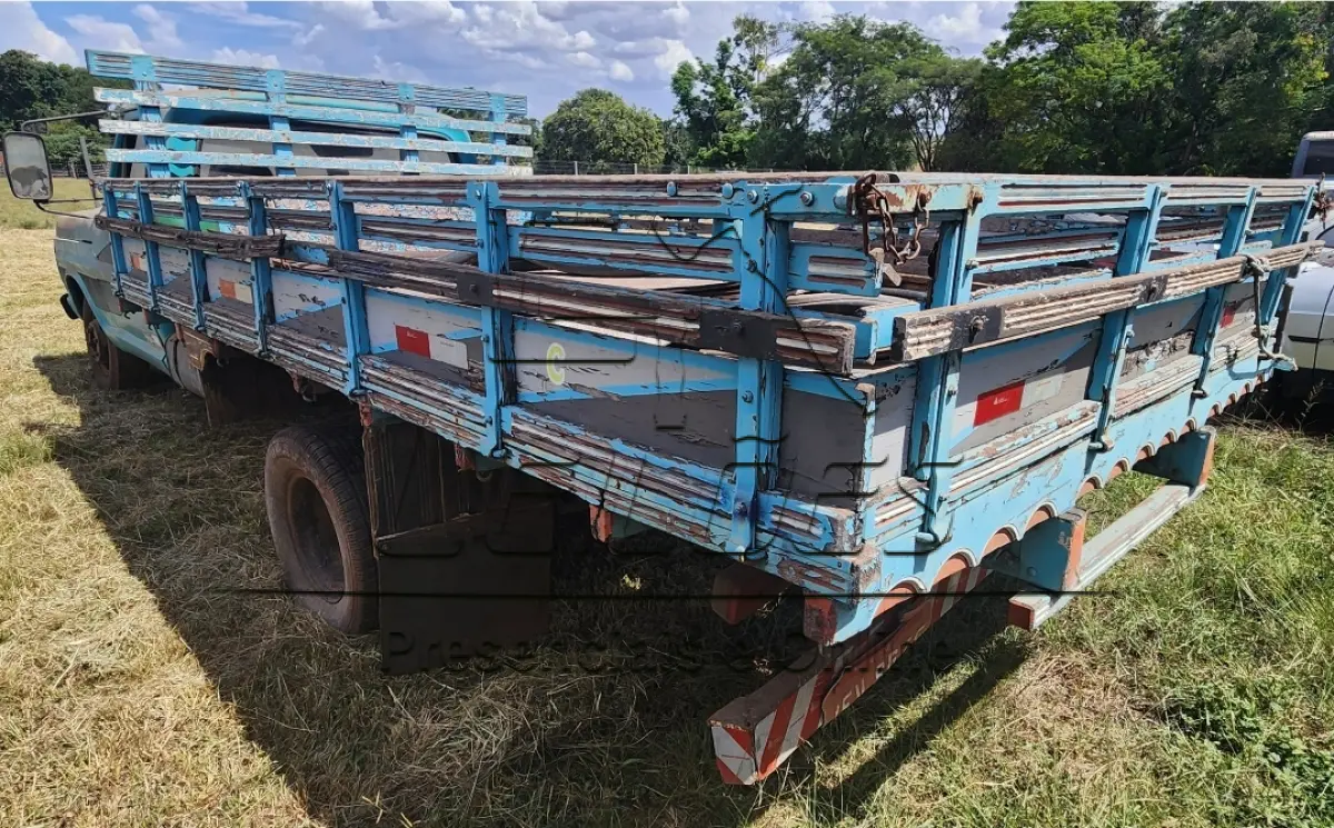 LOTE 873 - Caminhão FORD/F350, caracterizado F4000, ano/modelo 1974/1974, cor azul, carroceria aberta