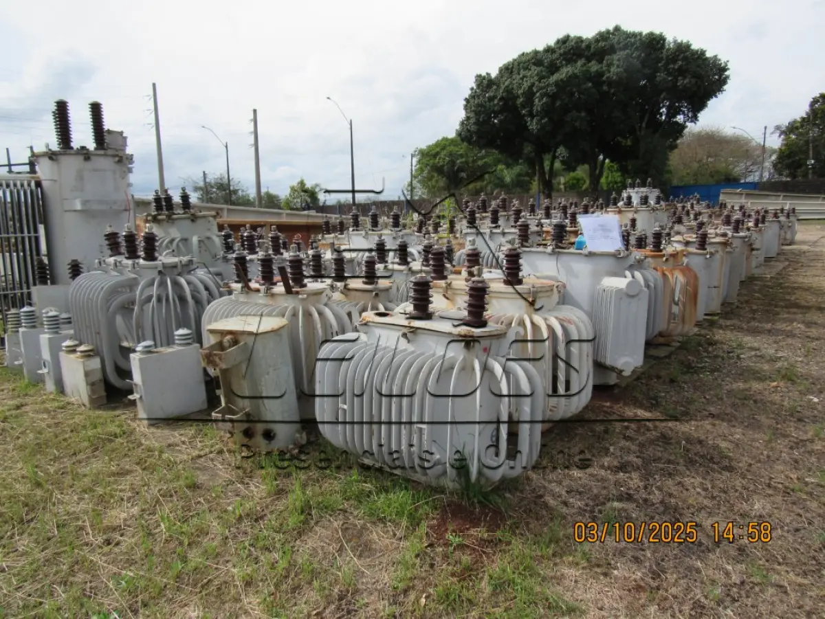 LOTE 001 - 164 sucatas de diversas potência de transformadores queimados, sem óleo, 01 de 45KVA e 02 de 5kVA só o casco