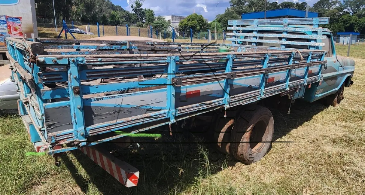 LOTE 873 - Caminhão FORD/F350, caracterizado F4000, ano/modelo 1974/1974, cor azul, carroceria aberta