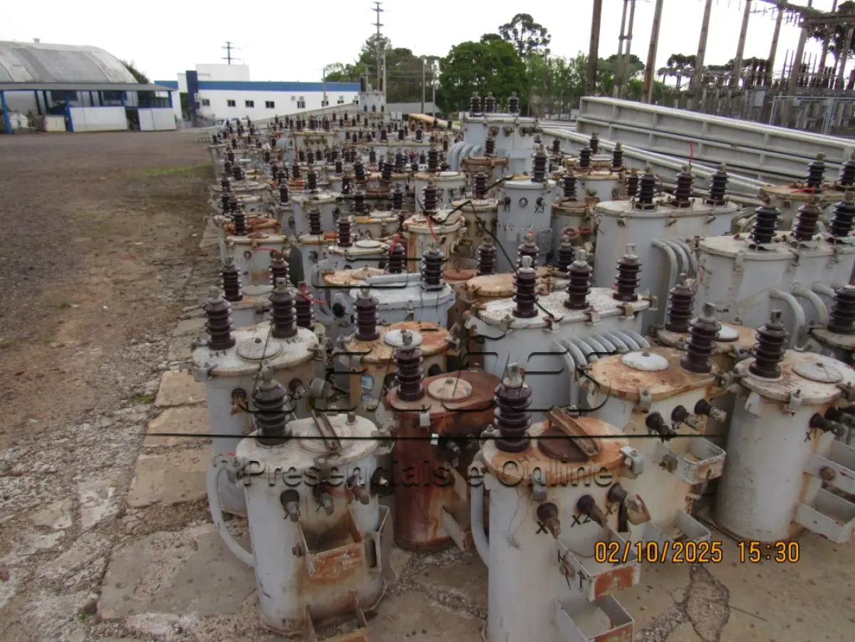 LOTE 001 - 164 sucatas de diversas potência de transformadores queimados, sem óleo, 01 de 45KVA e 02 de 5kVA só o casco