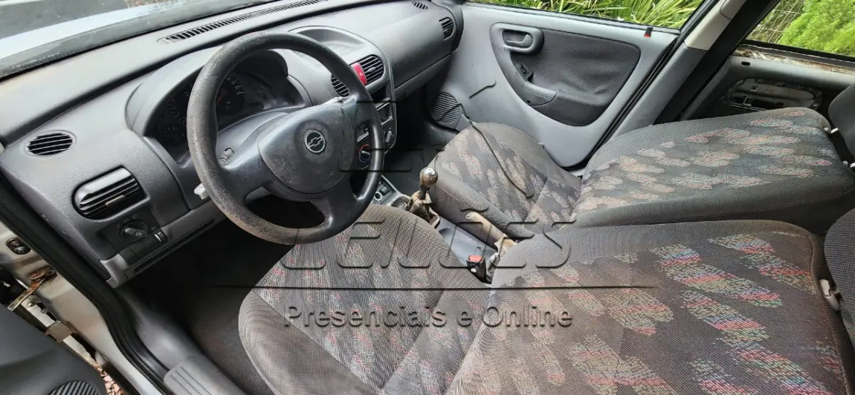 LOTE 876 - Automóvel GM/CORSA HATCH, ano/modelo 2002/2003, cor prata, 4 portas