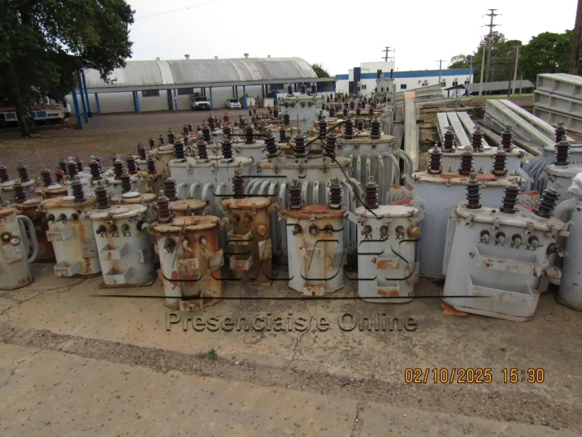 LOTE 001 - 164 sucatas de diversas potência de transformadores queimados, sem óleo, 01 de 45KVA e 02 de 5kVA só o casco