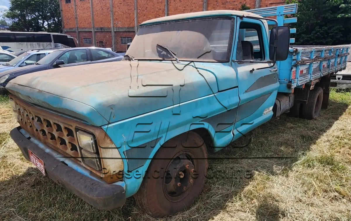 LOTE 873 - Caminhão FORD/F350, caracterizado F4000, ano/modelo 1974/1974, cor azul, carroceria aberta