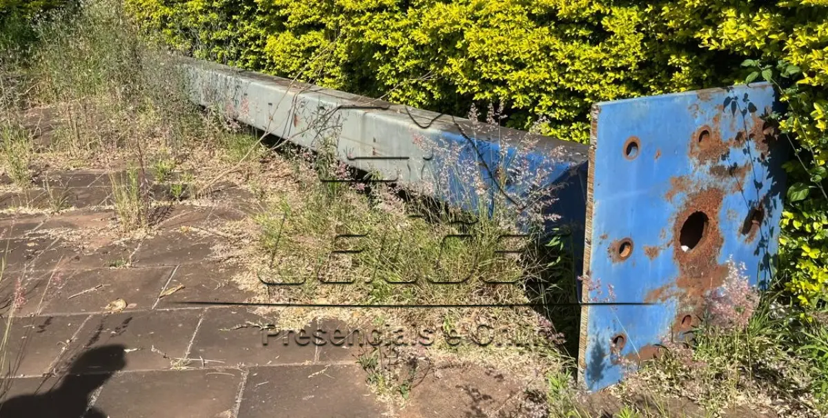 LOTE 132 - Estrutura em ferro para outdoor (aproximadamente 12m)