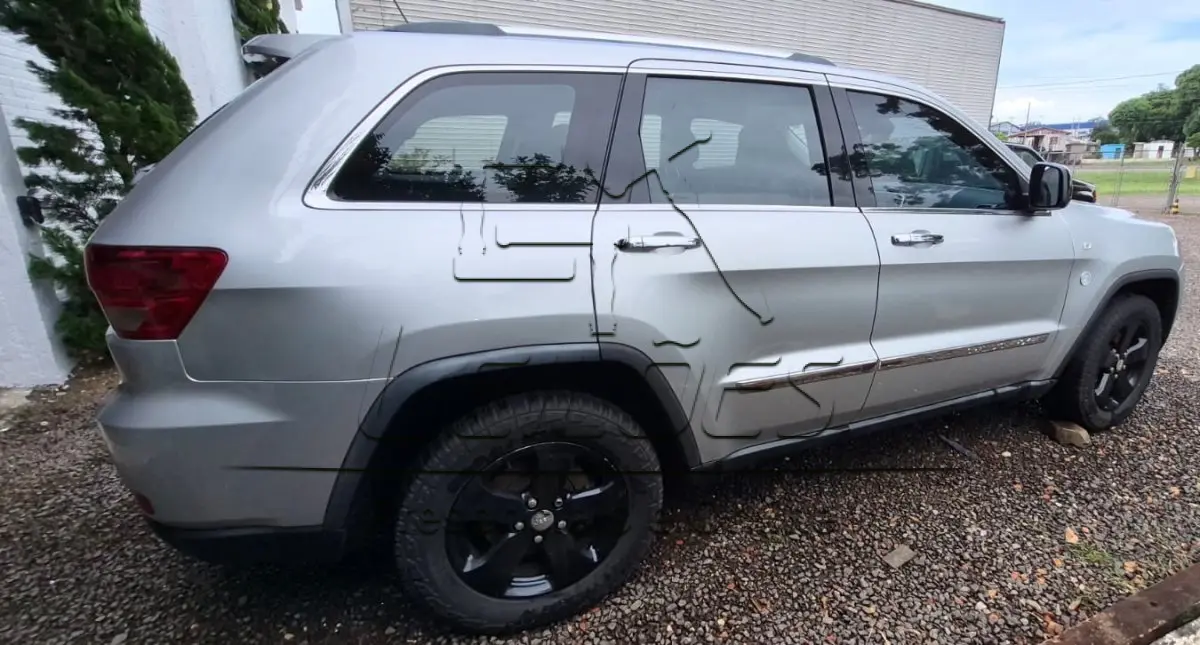 LOTE 001b - Camioneta I/JEEP GCHEROKEE LTD 3.6L, ano/modelo 2011/2011, cor prata, motorização à gasolina e com 286cv de potência