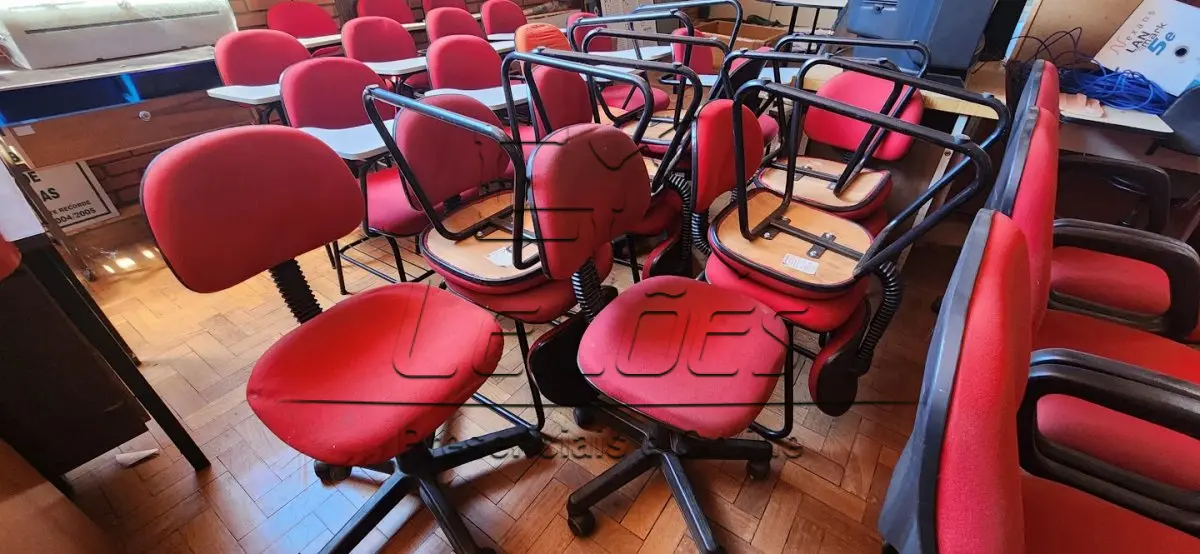 LOTE 093 - Diversas cadeiras, mesas, armários e demais móveis para escritório (localizados na sala do almoxarifado)