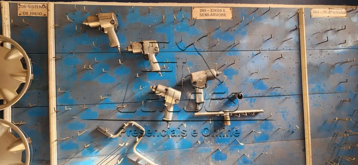 LOTE 126 - Diversos equipamentos e ferramentas para oficina mecânica