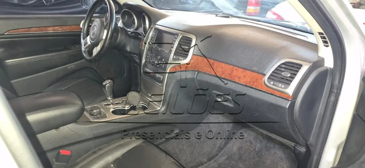 LOTE 001b - Camioneta I/JEEP GCHEROKEE LTD 3.6L, ano/modelo 2011/2011, cor prata, motorização à gasolina e com 286cv de potência