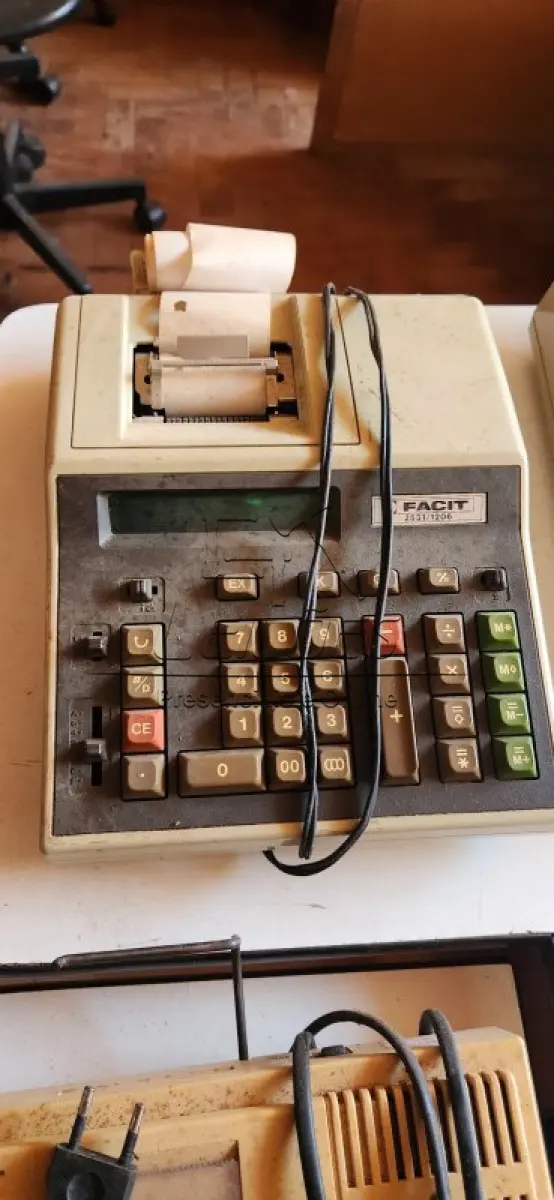 LOTE 074 - Diversas calculadoras antigas (aproximadamente 10)