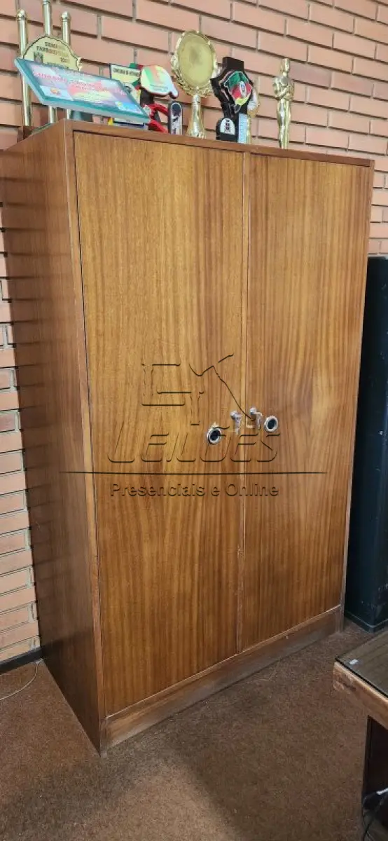 LOTE 009 - Mesa de madeira para escritório, com 06 gavetas e tampo de vidro. Acompanha 01 cadeira giratória, 02 cadeiras fixas, 02 armários e mesinha de apoio