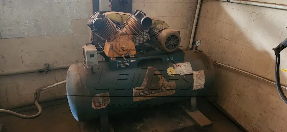 LOTE 100 - Compressor de ar da marca Schulz com motor de 5hp