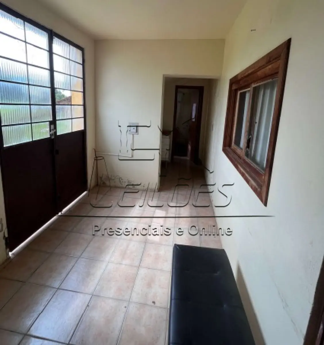 LOTE 001 - Sala 101 (para fins comerciais) localizada no pavimento térreo do Condomínio Comercial, com a área privativa de 102,29m², sito na Rua Pedro Azelin da Silva, 609, Centro, na cidade de Fontoura Xavier/RS. Matrícula nº 32.536 do Registro de Imóveis de Soledade/RS.