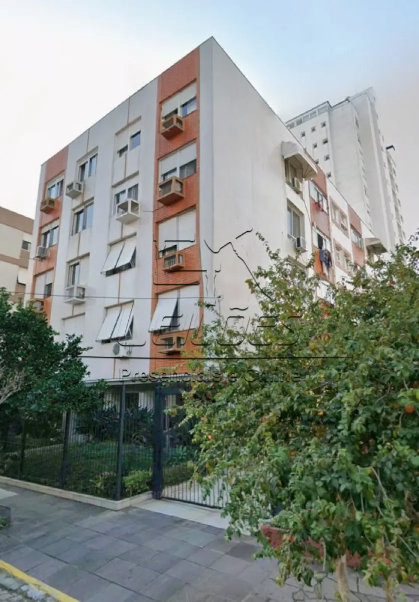 LOTE 001 - Apartamento 201, com a área real privativa de 76,36m² e área real global de 106,886m², situado no segundo pavimento do Edifício São Vicente, de frente e à direita para quem postado na rua olhar de frente para o edifício. Localizado na Rua José Francisco Duarte Júnior, nº 90, Bairro Menino Deus, na cidade de Porto Alegre/RS. Matrícula nº 61.885 do Registro de Imóveis da 5ª Zona de Porto Alegre/RS.