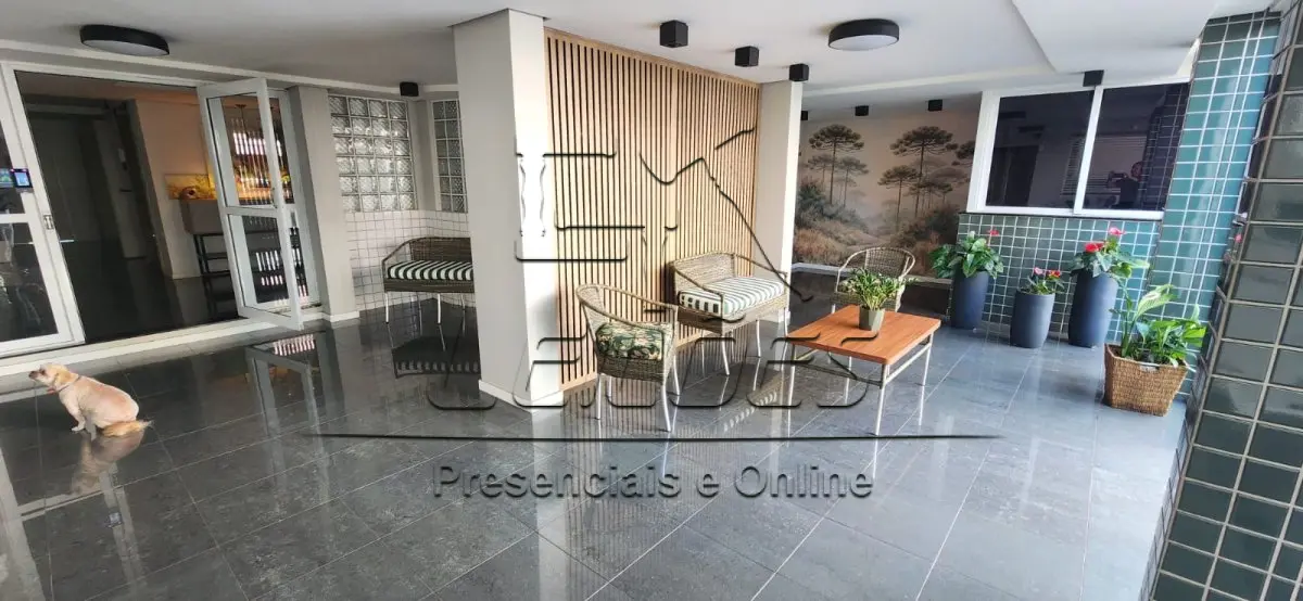LOTE 001 - Apartamento 301, de frente, com a área privativa de 165,30m² e área real global de 230,30m², localizado no 3º pavimento do edifício “Residencial Victória Garden”, 269, na Avenida Pátria, nesta cidade de Carazinho. Matrícula 32038; e, Box 08 com a área privativa de 26,50m² e área global de 31,71m², localizado no 2º subsolo do Edifício "Residencial Victória Garden", na Avenida Pátria, 269, Centro, Carazinho/RS. Matrícula 32017