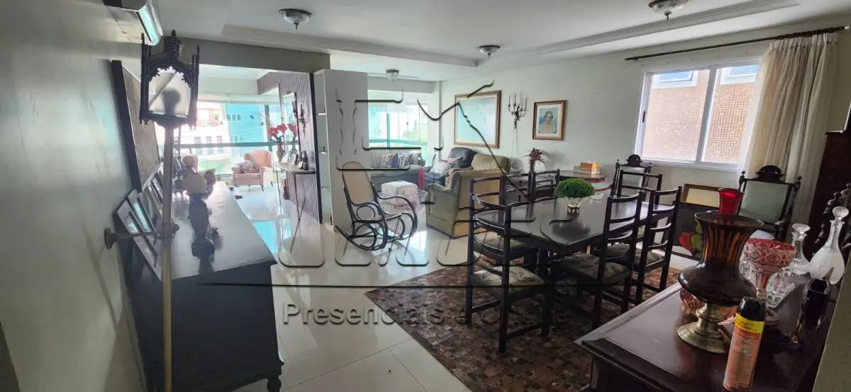 LOTE 001 - Apartamento 301, de frente, com a área privativa de 165,30m² e área real global de 230,30m², localizado no 3º pavimento do edifício “Residencial Victória Garden”, 269, na Avenida Pátria, nesta cidade de Carazinho. Matrícula 32038; e, Box 08 com a área privativa de 26,50m² e área global de 31,71m², localizado no 2º subsolo do Edifício "Residencial Victória Garden", na Avenida Pátria, 269, Centro, Carazinho/RS. Matrícula 32017