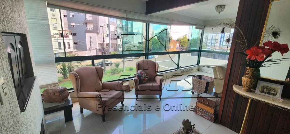 LOTE 001 - Apartamento 301, de frente, com a área privativa de 165,30m² e área real global de 230,30m², localizado no 3º pavimento do edifício “Residencial Victória Garden”, 269, na Avenida Pátria, nesta cidade de Carazinho. Matrícula 32038.