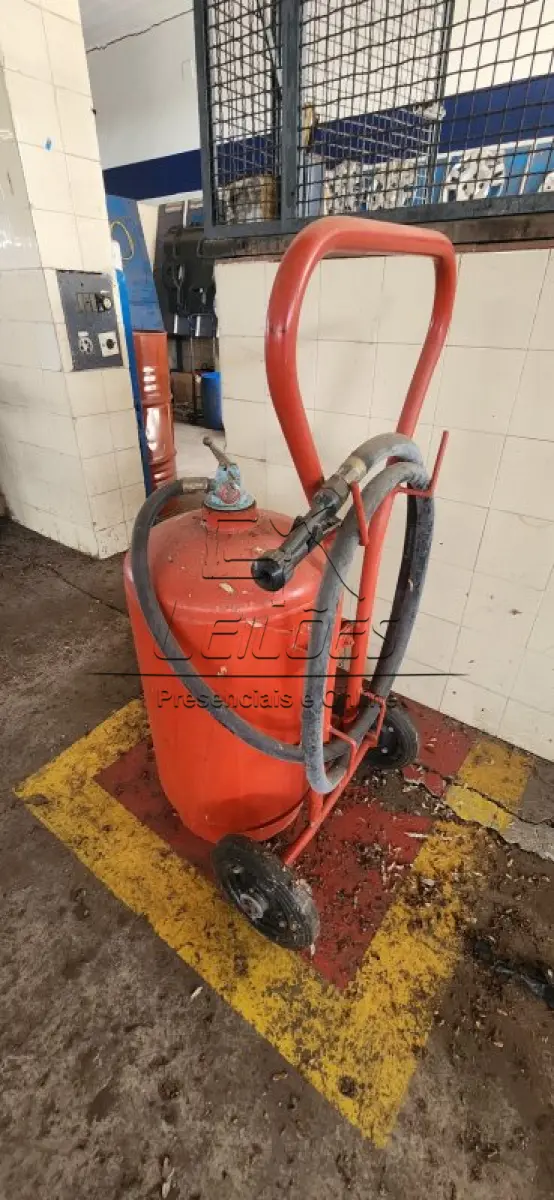 LOTE 126 - Diversos equipamentos e ferramentas para oficina mecânica