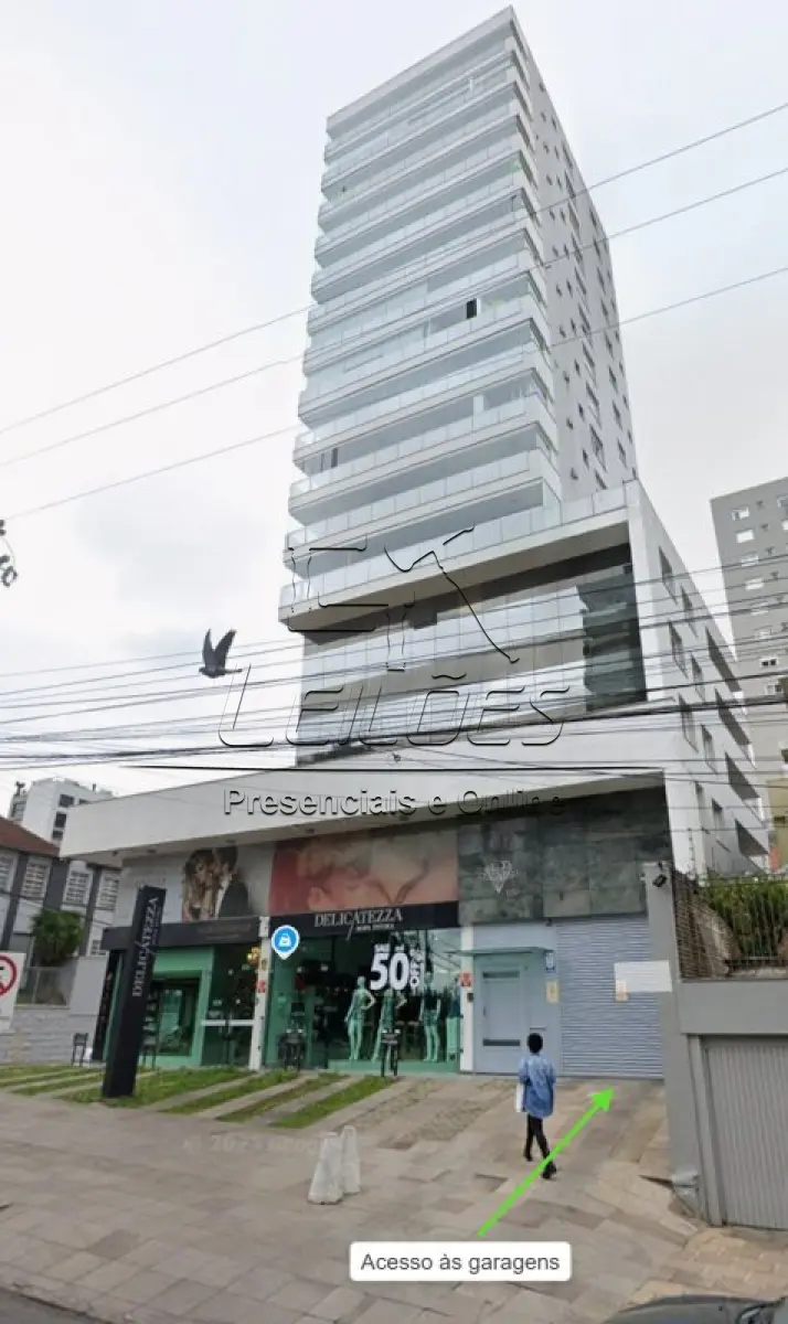 LOTE 002 - Box 41, para estacionamento de veículo, com a área real privativa de 12,48m², localizado no terceiro pavimento - térreo do Edifício denominado "Diamond Residence - Diamond Offices", na Rua Santos Dumont, 949, esquina com a Rua Mário Pezzi, na cidade de Caxias do Sul/RS. Matrícula nº  100.370 do Registro de Imóveis da 2ª Zona de Caxias do Sul/RS.