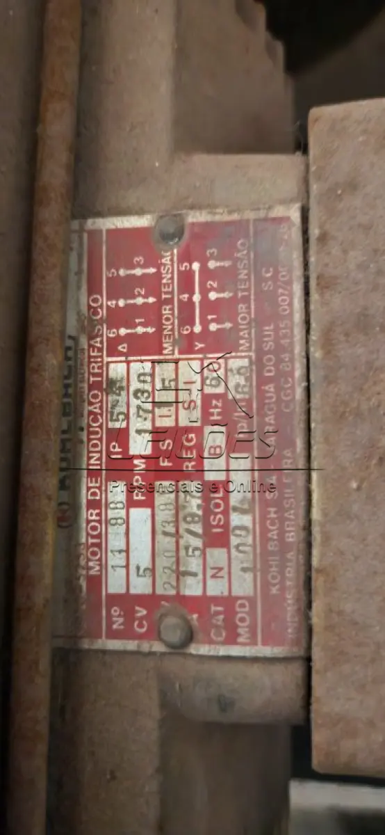 LOTE 100 - Compressor de ar da marca Schulz com motor de 5hp